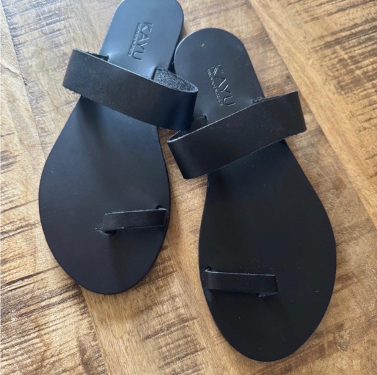 Modern Wide-Strap Flat Sandals in Black Leather | SAAHEL
